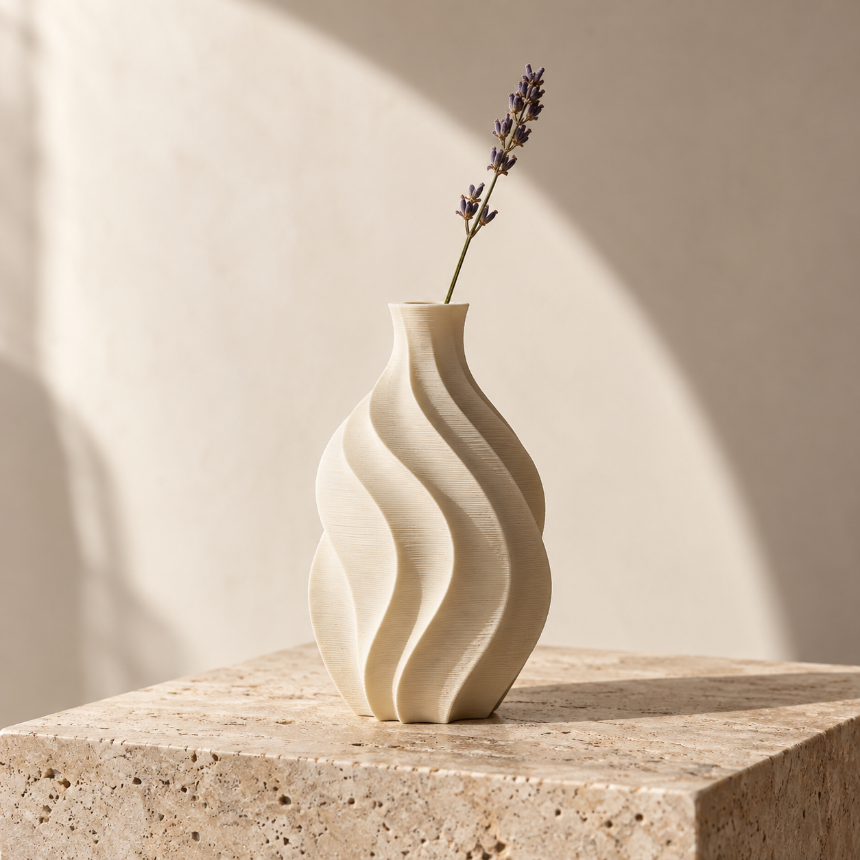 Vaso scultoreo color avorio con un rametto di lavanda